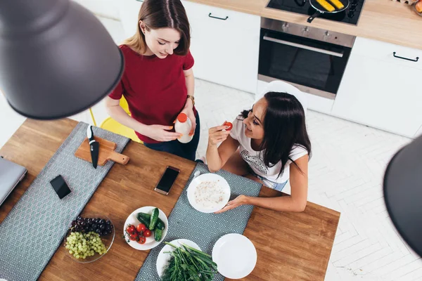 Twee jonge vrouwen thuis ontbijten. Bovenaanzicht. — Stockfoto