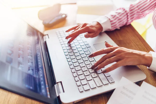 Mãos femininas digitando no teclado do laptop, freelancer trabalhando com notebook — Fotografia de Stock