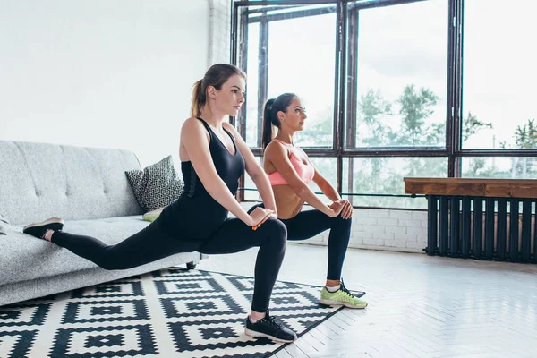 Fitness kvinnor gör front vidarebefordra ett ben steg lunge övningar träningspass — Stockfoto