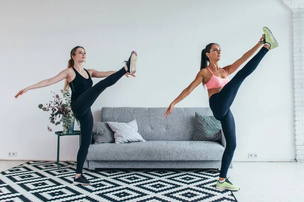 适合妇女伸展腿热身锻炼在家 — 图库照片