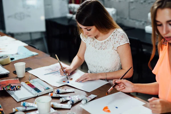Arkadaşlar resim atölyesi birlikte katılıyor