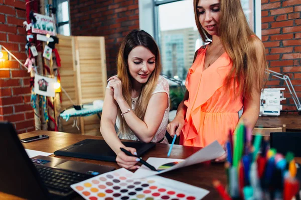 Yaratıcı kadın iç mimar bir müşteri ofisinde renk şemaları kullanarak yeni bir tasarım için renk seçimi ile çalışma