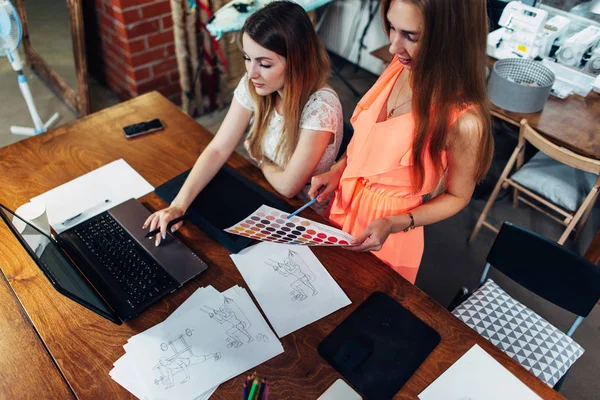 Female students learning talking sitting at table — Stock Photo, Image