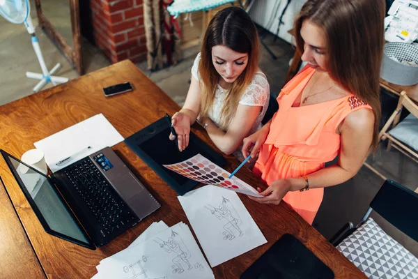 Estudiantes aprendiendo a hablar sentadas en la mesa — Foto de Stock