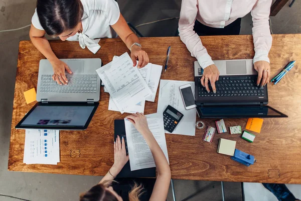 Konferans odasındaki satış stratejileri tartışırken bir toplantısı neşeli kadın iş ortakları