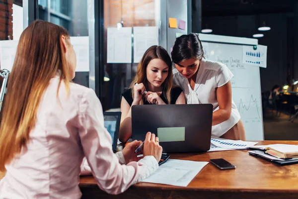 İş takım harita ve diyagram dizüstü bilgisayar kullanma modern office eğitim birlikte çalışma