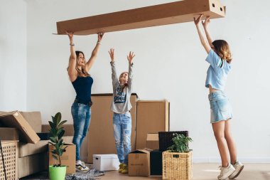 Yeni eve taşınma günü üzerinde aile ambalaj kutuları