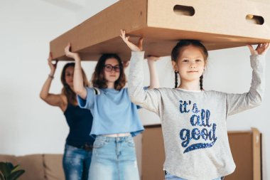 Karton kutular ailesiyle. Yeni evine taşıdıktan