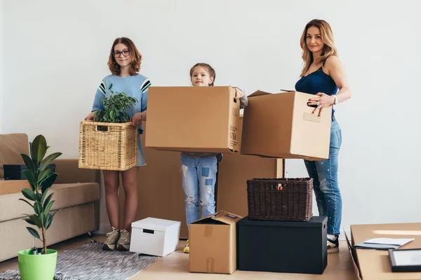 Yeni eve taşınma günü üzerinde aile ambalaj kutuları