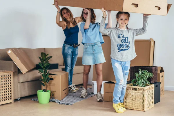 Kadın ve kızları yeni ev taşıma