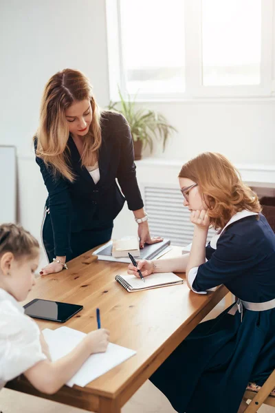 Onderwijs Les vrouwelijke leraar met leerlingen — Stockfoto