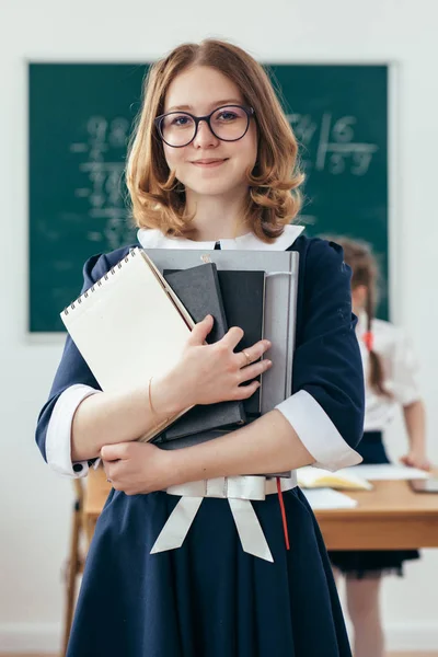 Retrato de la chica de la escuela sonriente con libros — Foto de Stock