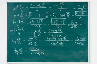 Tarafından beyaz tebeşir tahtaya yazılmış matematik formülleri.
