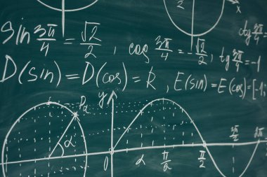 Trigonometri. Okul kara tahta fonksiyon grafikleri matematik ders.