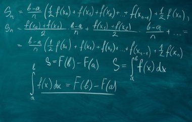 Matematik formülleri yazılı okul otobüslerini kara tahta, yazı tahtası.