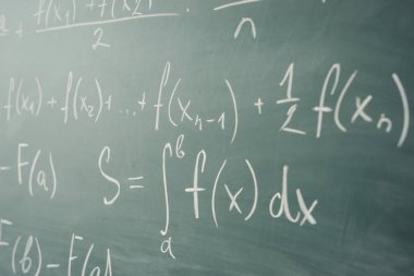 Matematik dersinde. Cebir. Formülleri okul tahtaya yazılır.