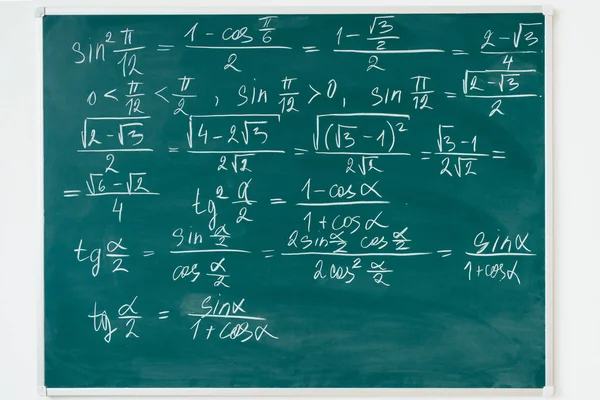 Matematik formler skriven av vit krita på svarta tavlan. — Stockfoto