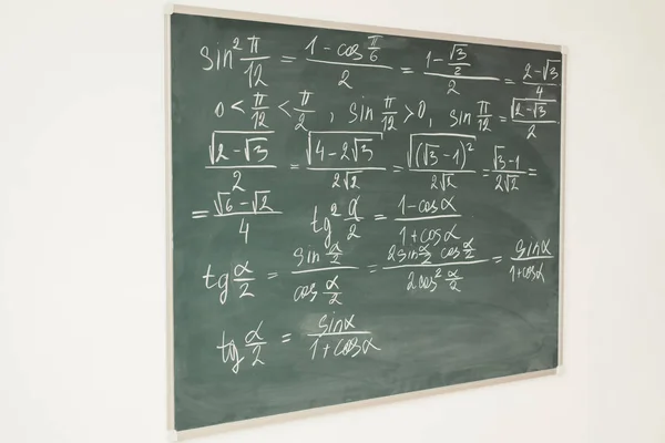 Kara tahta yazılı matematik formülleri. Okul, ders, eğitim. — Stok fotoğraf