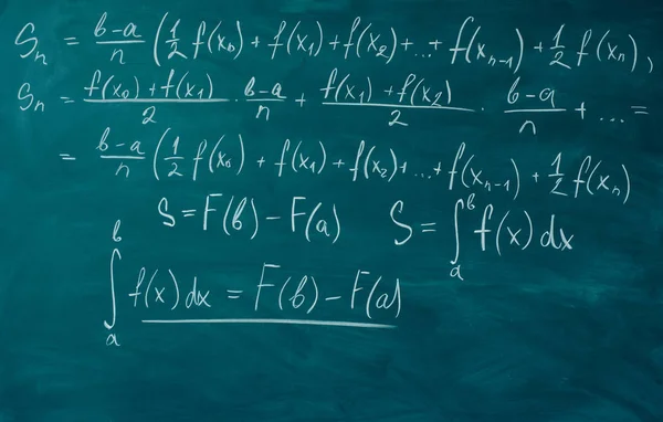 Matemáticas fórmulas escritas pizarra escolar, pizarra . — Foto de Stock