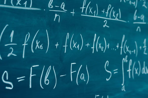 Wiskunde formules geschreven op het bord. School, onderwijs, integraal. — Stockfoto