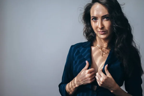 Mujer con tiras de luz y sombras en el cuerpo — Foto de Stock