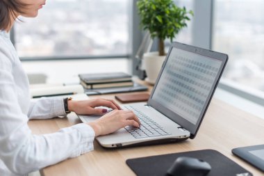 İşyerinde kadın dizüstü bilgisayarda yazarak işkadını office el klavye içinde çalışma