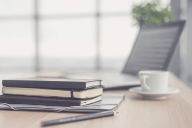 Ofis işyeri dizüstü bilgisayar ile ve ahşap masa.