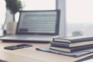 Ofis işyeri dizüstü bilgisayar ile ve ahşap masa.