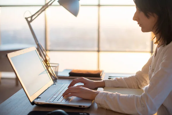 Télétravailleur femelle textos à l'aide d'un ordinateur portable et Internet, travailler en ligne. Dactylographie freelance au bureau à domicile, lieu de travail . — Photo