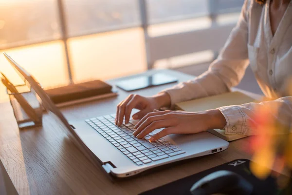 Koncentrerad kvinnliga medarbetare att skriva på arbetsplatsen med hjälp av dator. Sidan Visa porträtt av en copywriter arbetar på pc hemma. — Stockfoto