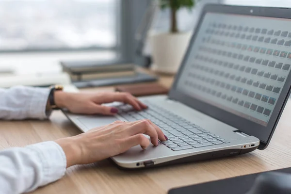 Крупный план руки деловой женщины, работающей на ноутбуке . — стоковое фото