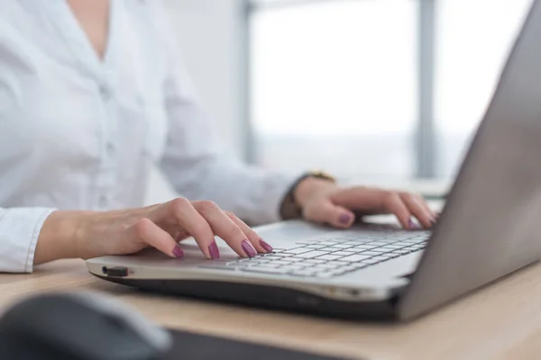 Arbetar med laptop kvinna skriva en blogg. Kvinnliga händerna på tangentbordet. — Stockfoto