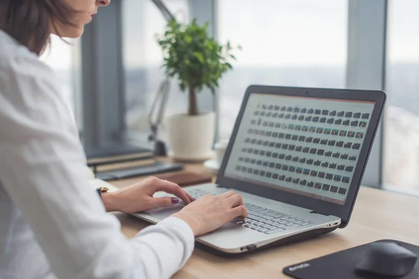 Mujer de negocios escribiendo en el ordenador portátil en el lugar de trabajo Mujer que trabaja en el teclado de mano de oficina —  Fotos de Stock