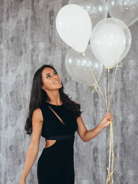 Jovem alegre com balões de pé e sorrindo — Fotografia de Stock