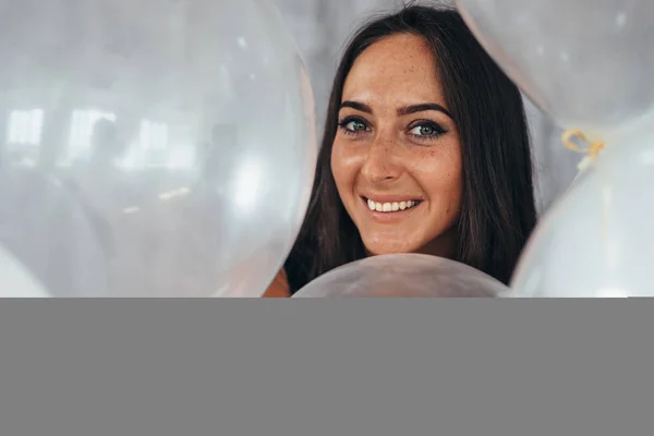 Schöne Frau posiert mit Luftballons Urlaub, Feier — Stockfoto