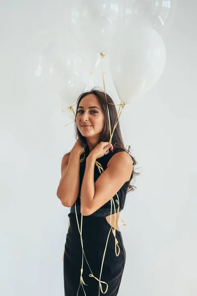 Schönheit Mädchen mit Luftballons lächelnd Feiertag feiern — Stockfoto