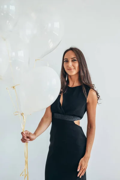 Schöne Frau posiert mit Luftballons Urlaub, Feier — Stockfoto