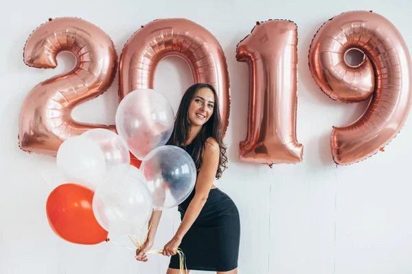 Joyeux jeune femme tenant des ballons Fête de vacances — Photo