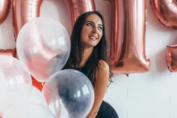 Κορίτσι που παρουσιάζουν με μπαλόνια, αναπαραγωγή και γιορτάζει — Φωτογραφία Αρχείου