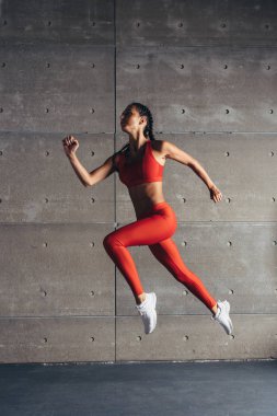 Kardiyo egzersizi yapıyor kadın yan görünümü uygun.