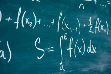 Kara tahta tebeşir tarafından yazılı matematik fonksiyon Integra formülleri.
