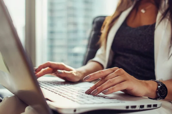 사무실에 앉아 netbook를 사용 하 여 키보드 여자의 손 클로즈업 보기 — 스톡 사진