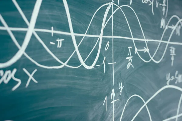 Trigonometría. Escuela pizarra Función gráficos Matemáticas lección . — Foto de Stock