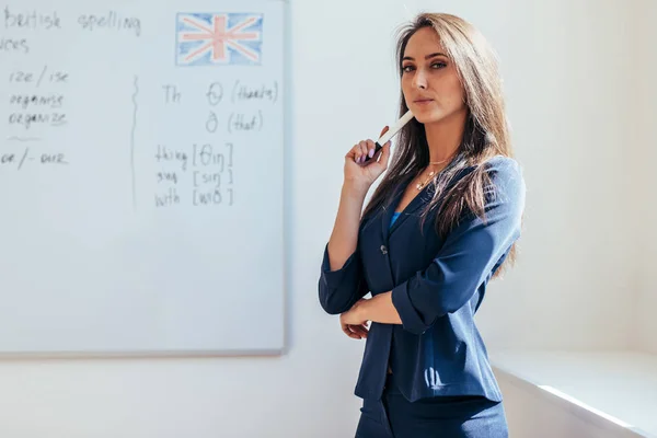 Portret van de jonge leraar voor whiteboard. — Stockfoto