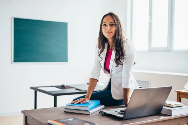 Portret van vrouwelijke college leraar glimlachend op camera — Stockfoto