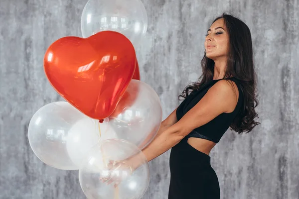 Menina de beleza com balões de ar sorrindo Celebrando férias — Fotografia de Stock