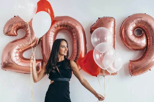 Mädchen posiert mit Luftballons beim Spielen und Feiern — Stockfoto