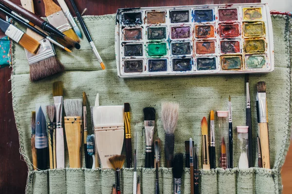 Art supplies. Brushes different types for drawing, watercolor paints. — Stock Photo, Image