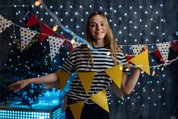 Una Mujer Joven Decora Habitación Banderas Guirnaldas Preparándose Para Celebración —  Fotos de Stock