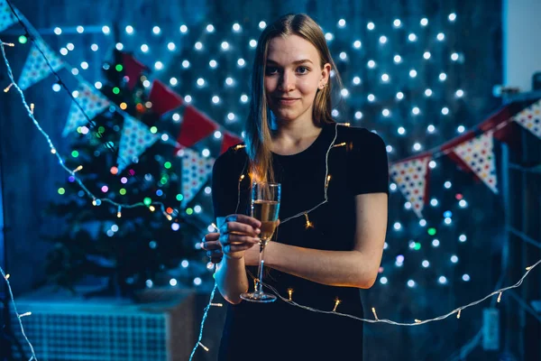 Ung Kvinna Med Ett Glas Champagne Firar Nyår Jul — Stockfoto